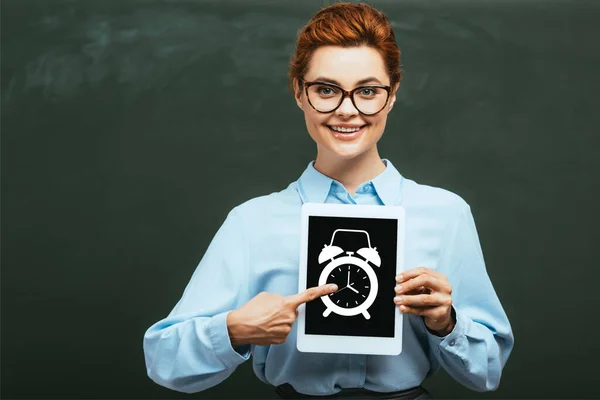 Profesor Apuntando Con Dedo Tableta Digital Con Pantalla Blanco Con —  Fotos de Stock