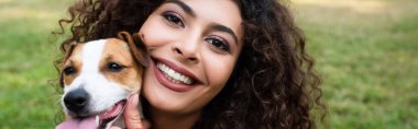 Jack Russell Terrier köpeği olan genç bir kadının panoramik mahsulü