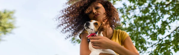 Lage Hoek Uitzicht Krullende Vrouw Het Maken Van Eend Gezicht — Stockfoto