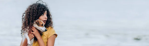 Horizontal Image Surprised Woman Looking Away While Holding Jack Russell — Stock Photo, Image