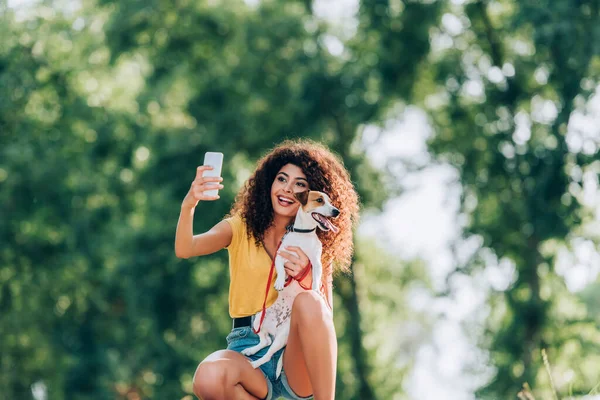 Mulher Alegre Roupa Verão Tomando Selfie Smartphone Com Jack Russell — Fotografia de Stock