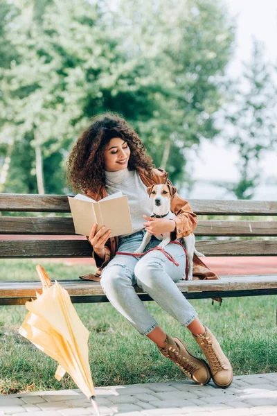 Stylová Žena Podzimním Oblečení Držení Knihy Objímání Jack Russell Teriér — Stock fotografie