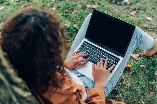 Widok Nad Głową Freelancer Pomocą Laptopa Pustym Ekranem Pobliżu Drzewa — Zdjęcie stockowe