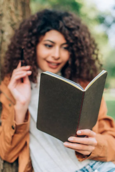 Selective Focus Young Woman Looking Notebook Park — Stock Photo, Image