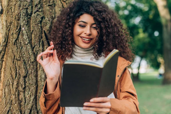 Enfoque Selectivo Joven Mujer Sosteniendo Pluma Mirando Cuaderno Cerca Del —  Fotos de Stock