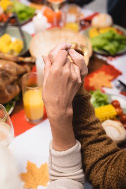 Şükran Günü 'nde el ele tutuşan yaşlı çiftin kesikli görüntüsü. 