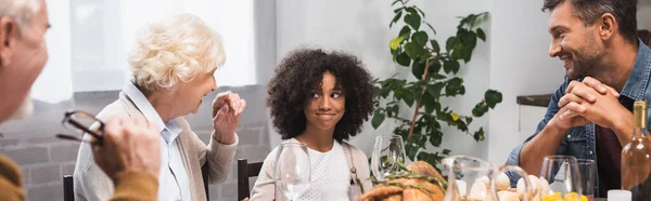 Enfoque Selectivo Niña Afroamericana Alegre Celebrando Día Acción Gracias Con —  Fotos de Stock