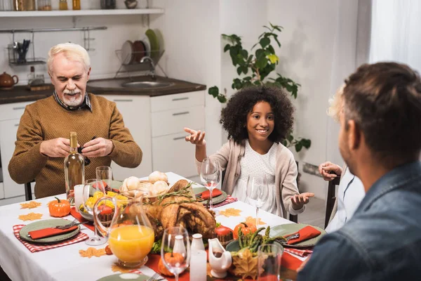 Enfoque Selectivo Alegre Chica Afroamericana Gesto Durante Cena Acción Gracias — Foto de Stock