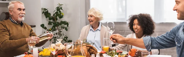 Horizontales Bild Eines Älteren Mannes Der Eine Flasche Weißwein Der — Stockfoto