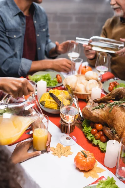 Bijgesneden Zicht Senior Man Afrikaans Amerikaanse Vrouw Gieten Witte Wijn — Stockfoto