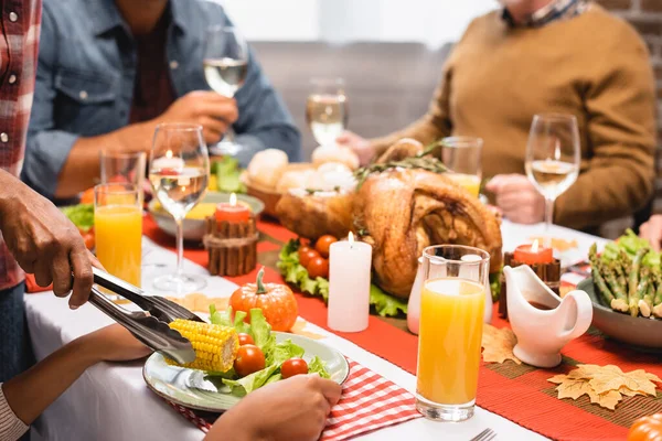 Vista Recortada Familia Multicultural Celebrando Día Acción Gracias Mesa Servida — Foto de Stock