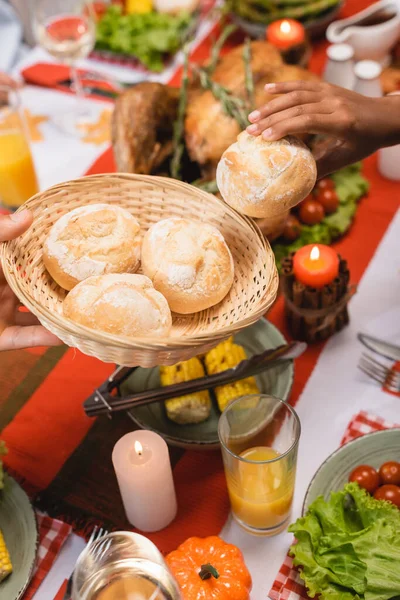 Vista Cortada Menina Americana Africana Tomando Pão — Fotografia de Stock