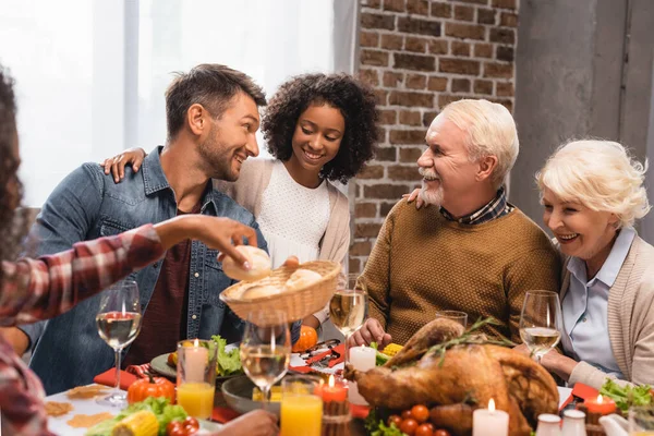 Selektiver Fokus Eines Afrikanisch Amerikanischen Mädchens Das Zum Erntedank Brötchen — Stockfoto