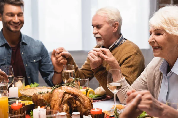 Selective Focus Family Closed Eyes Holding Hands Thanksgiving — Stock Photo, Image