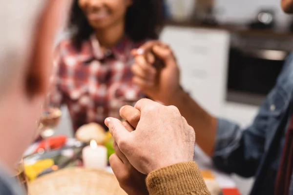 Vista Recortada Familia Interracial Sentada Mesa Cogida Mano — Foto de Stock