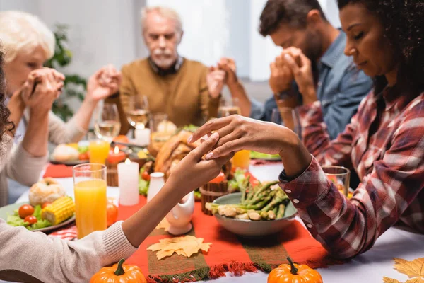 Enfoque Selectivo Familia Multicultural Sentado Con Los Ojos Cerrados — Foto de Stock