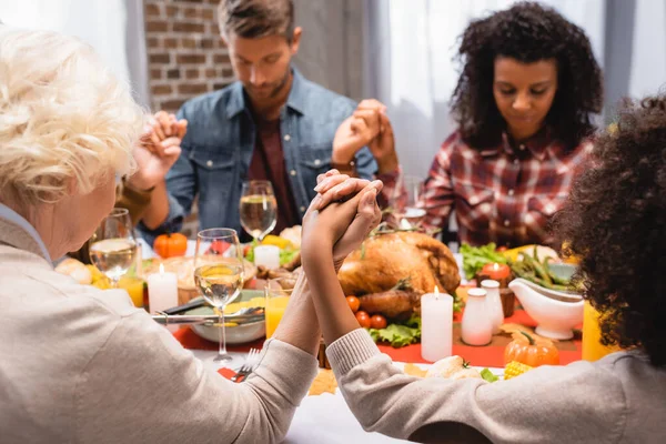 Selective Focus Multiethnic Family Closed Eyes Holding Hands Thanksgiving Holiday — Stock Photo, Image
