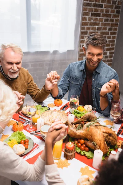 Vreugdevolle Multiculturele Familie Hand Hand Tijdens Het Diner Thanksgiving Vakantie — Stockfoto