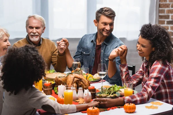 Freudige Und Multiethnische Familie Feiert Erntedank Hause — Stockfoto