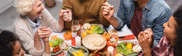 Panorama Gröda Multietnisk Familj Firar Thanksgiving Hemma — Stockfoto