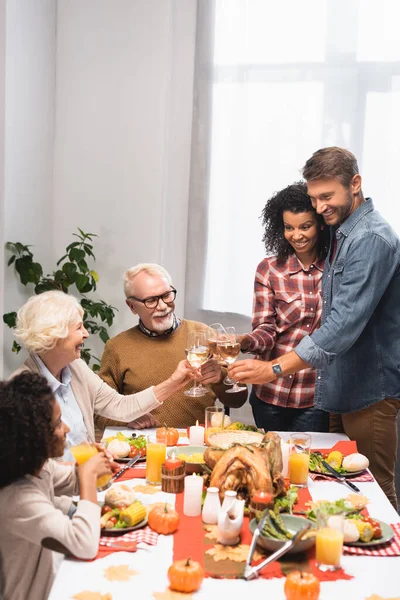 Alegre Multicultural Família Clinking Copos Vinho Durante Jantar Ação Graças — Fotografia de Stock