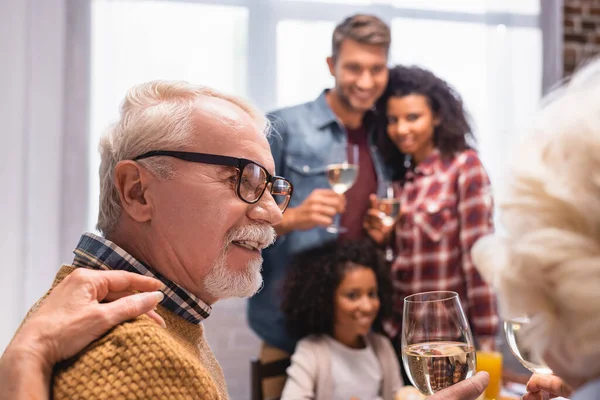 Selective Focus Senior Man Holding Glass Wine Woman Celebration Thanksgiving — Stock Photo, Image