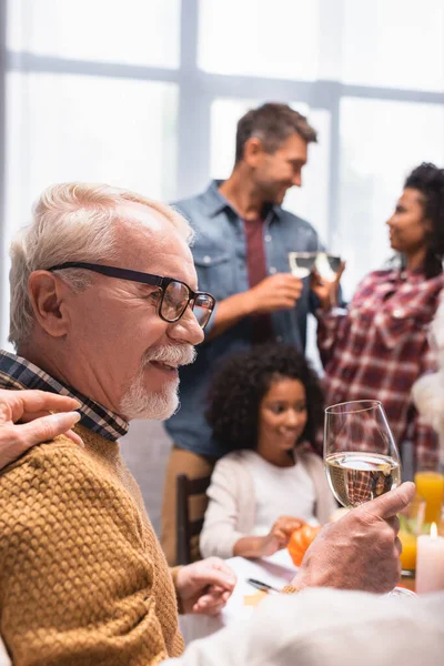 Selective Focus Elderly Man Holding Glass Wine While Celebrating Thanksgiving — Stock Photo, Image