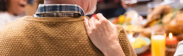 Panoramische Shot Van Senior Vrouw Knuffelen Echtgenoot Tijdens Dankzegging Viering — Stockfoto