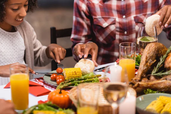 Niño Afroamericano Cortando Tomates Cherry Cerca Madre Durante Cena Acción — Foto de Stock