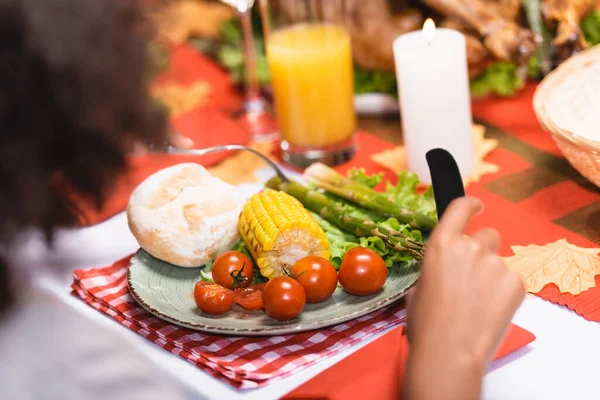 Vista Recortada Niña Afroamericana Comiendo Espárragos Durante Celebración Acción Gracias — Foto de Stock