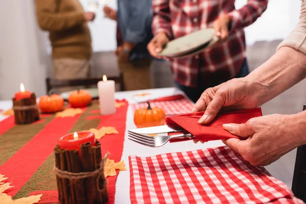 Gewassen Uitzicht Oudere Vrouw Met Bestek Bij Kaarsen Pompoenen Tafel — Stockfoto