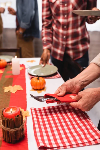 Gedeeltelijk Uitzicht Oudere Vrouw Die Bestek Bij Tafel Houdt Tijdens — Stockfoto