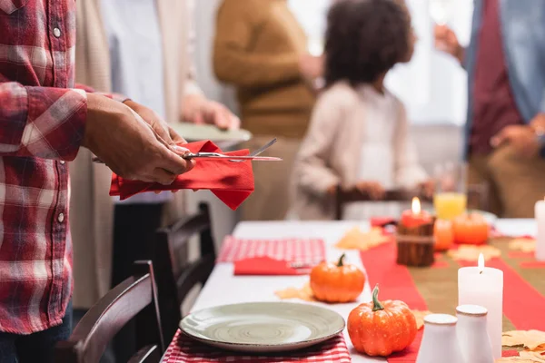 感恩节庆祝活动期间 在餐桌边摆着餐具的非洲裔美国妇女的选择性焦点 — 图库照片