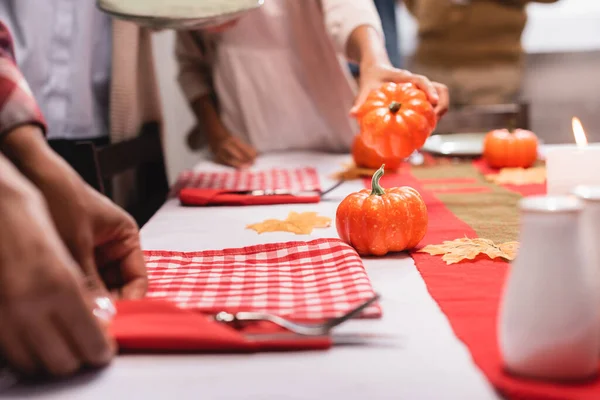 Gekropte Weergave Van Decoratieve Pompoenen Tafel Buurt Van Afrikaanse Amerikaanse — Stockfoto