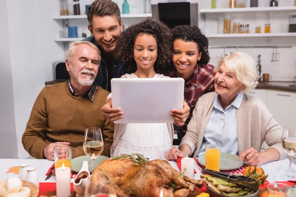 Enfoque Selectivo Niña Afroamericana Sosteniendo Tableta Digital Cerca Los Padres —  Fotos de Stock