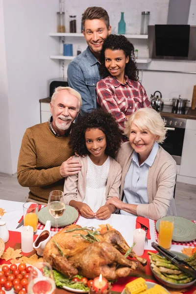 Enfoque Selectivo Familia Multicultural Abrazándose Cerca Del Pavo Mesa Durante — Foto de Stock