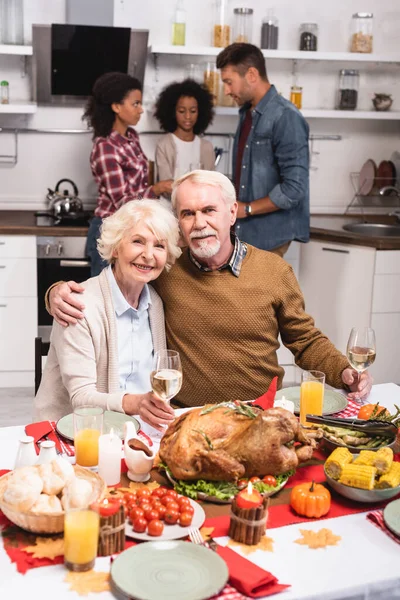 Selective Focus Elderly Man Embracing Woman While Celebrating Thanksgiving Multiethnic — Stock Photo, Image