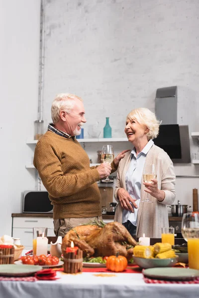 Selective Focus Senior Couple Holding Glasses Wine Turkey Table Thanksgiving — Stock Photo, Image