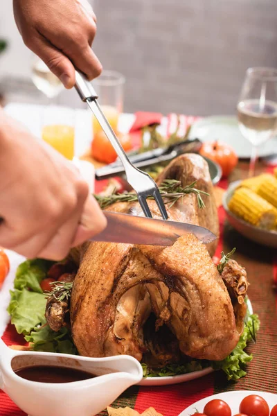 Vista Cortada Homem Cortando Peru Perto Comida Durante Celebração Ação — Fotografia de Stock