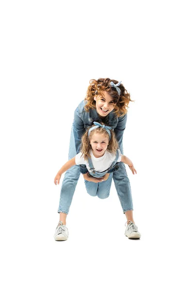 Mutter Und Tochter Jeans Outfit Amüsieren Sich Isoliert Auf Weiß — Stockfoto