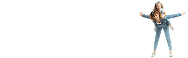 Мати Імітує Літак Дочкою Спині Ізольовано Білому Панорамний Знімок — стокове фото