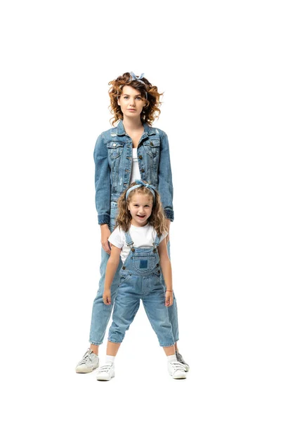 Mama Fiica Costume Denim Pozand Izolate Alb — Fotografie, imagine de stoc