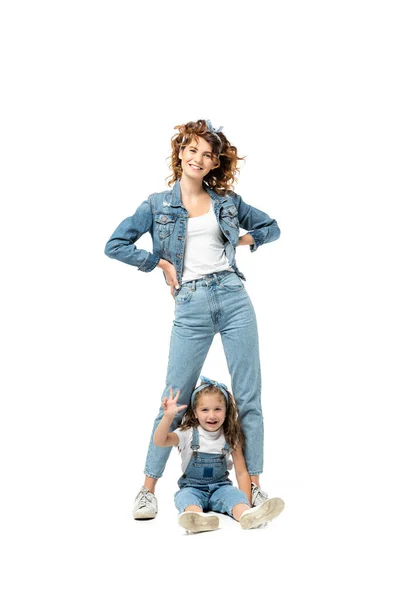 Mutter Und Tochter Posieren Jeans Outfits Und Lächeln Isoliert Auf — Stockfoto