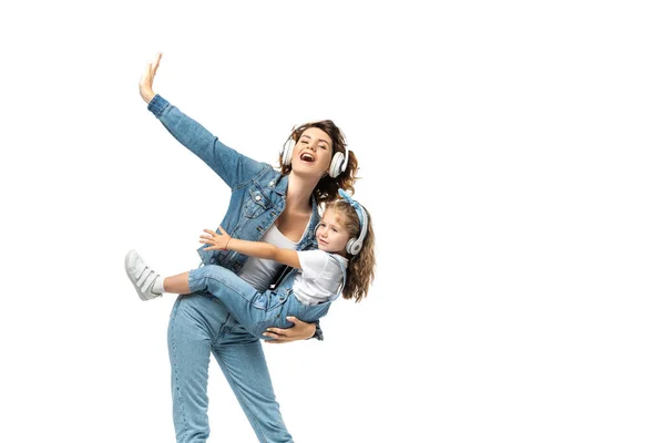 Madre Sosteniendo Hija Escuchando Música Auriculares Aislados Blanco — Foto de Stock
