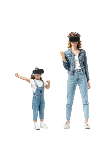 Madre Hija Trajes Mezclilla Auriculares Realidad Virtual Gestos Aislados Blanco — Foto de Stock