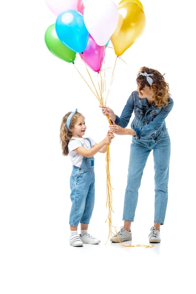 Mãe Filha Roupas Ganga Segurando Balões Coloridos Isolados Branco — Fotografia de Stock