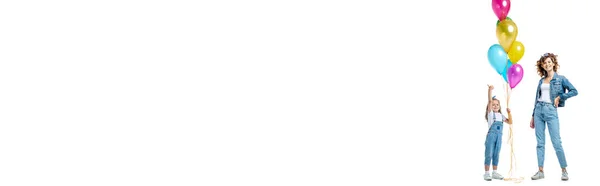 Мать Рядом Дочь Красочными Воздушными Шарами Изолированы Белый Панорамный Снимок — стоковое фото