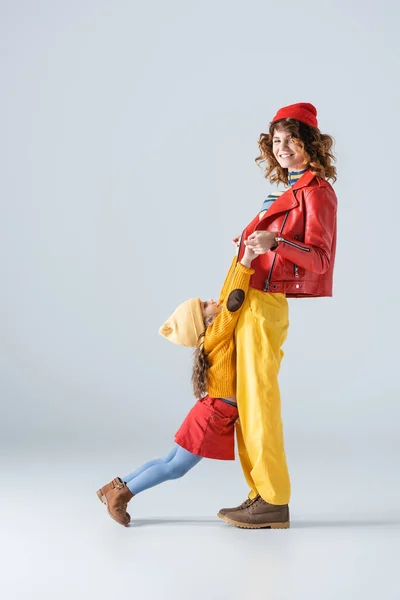 Zijaanzicht Van Moeder Dochter Kleurrijke Rode Gele Outfits Spelen Grijze — Stockfoto