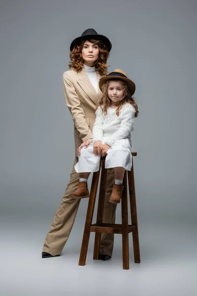 Mãe Filha Elegantes Roupas Brancas Bege Posando Cadeira Cinza — Fotografia de Stock
