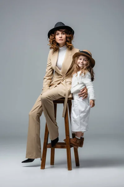 Elegant Mother Daughter White Beige Outfits Posing Chair Grey — Stock Photo, Image